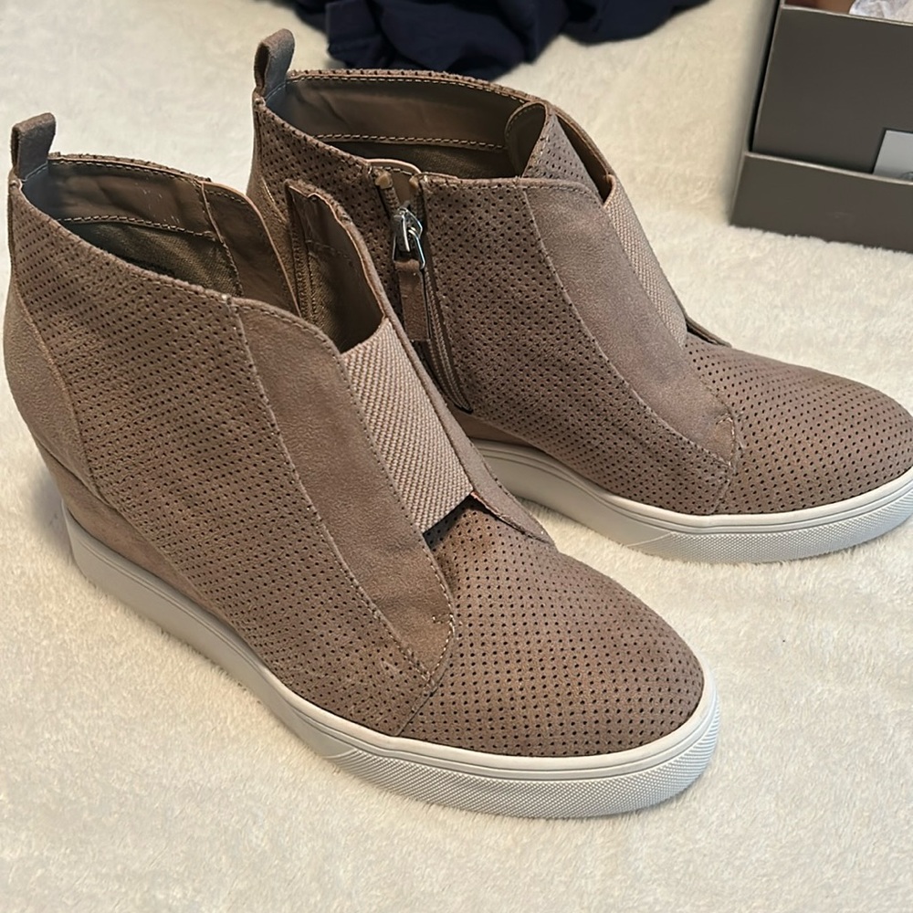 MIA size 8 women’s wedge suede heel
